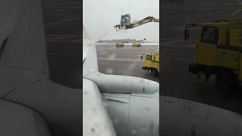 Scary Deicing Operation On A Airplane