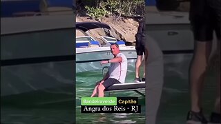 É tanta "preocupação" por causa das joias que resolveu curtir no barco - Bolsonaro sempre