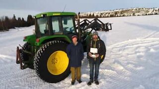 Norsk bonde skriver fint julmeddelande med sin traktor!