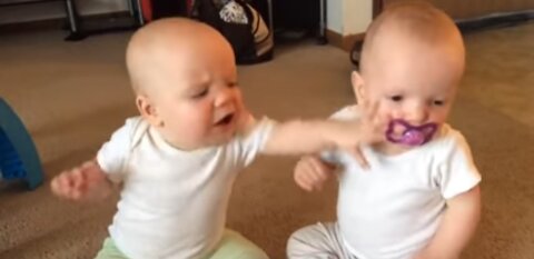 Twin boy girls fight over paccifier