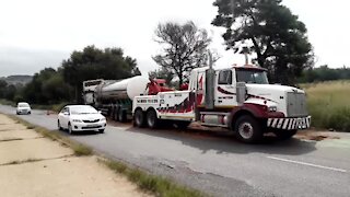 SOUTH AFRICA - Johannesburg - Tanker recovery on highway (Video) (2UT)