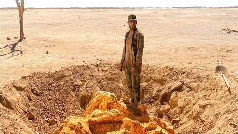Poor Boy Finds 900 Kg Of Gold In The Middle Of Desert !