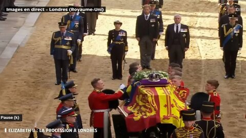 Funérailles extravagantes et pompeuses de la reine Elisabeth en direction vers la géhenne