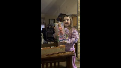 Scarlett receives gift from April