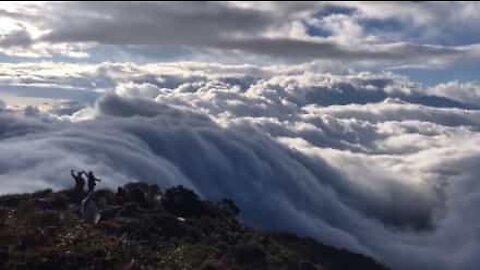 Soffici nuvole formano una cascata gigante nelle Filippine