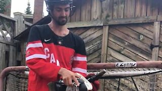 La technique d'un joueur de hockey pour ouvrir une bière