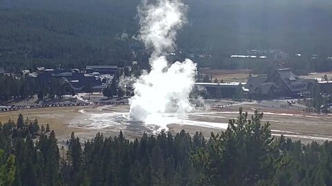 Viewing Old Faithful eruption from Observation Point