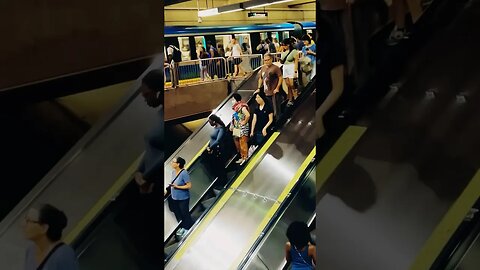Super busy métro #montreal #viralvideo #travel #montrealtourism