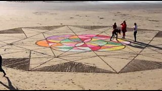 Se kunstverket denne familien laget på stranden!