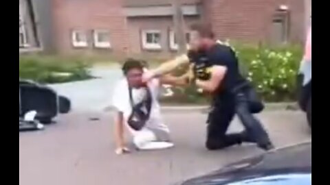 POLITIEGEWELD 1/2 | Invalide man zonder onderbenen wordt door agent in elkaar geslagen | POLICE VIOLENCE