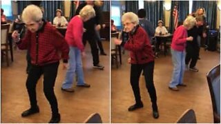 Den här kvinnan bevisar att det inte finns någon åldersgräns för att dansa!