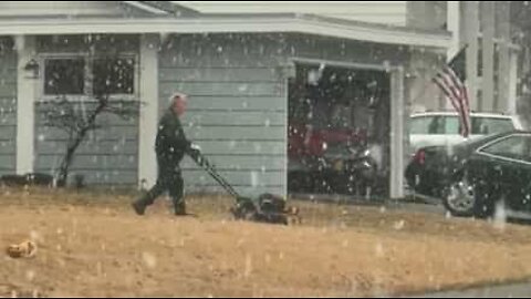 Inusitado: homem apara grama durante queda de neve!