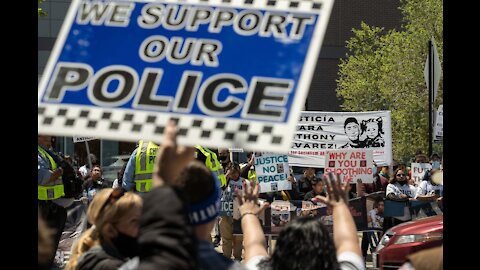 Pro police crowd clashes with Anti police protesters in Chicago