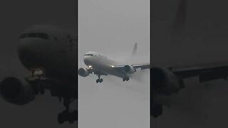 Fog & Condensation 767 landing🌫️ #aviation #boeing #weather