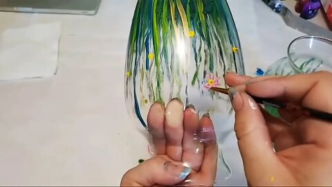 DIY Art Project: Transform an Ordinary Vase into a Spring Flower Painting