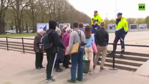 Riga continues to struggle with the laying of flowers at the monument to Liberators