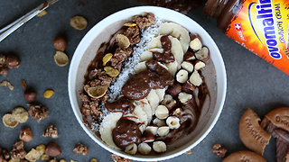 Delicious crunch & creamy breakfast bowl treat