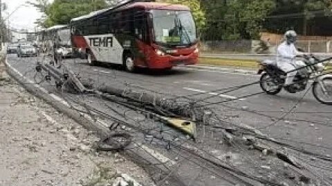 Caminhão derruba poste na Efigênio Sales e deixa o trânsito infernal; veja vídeo