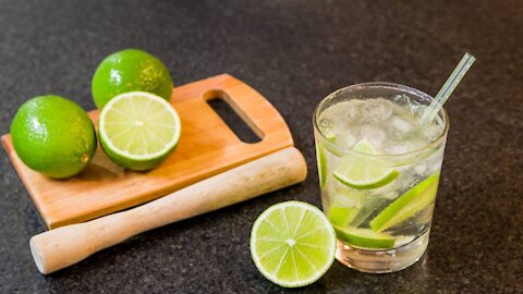 How to Prepare Cocktail Caipirinha to the Orange