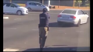 WATCH: Metro cops shoot at Cape driver attempting to evading them
