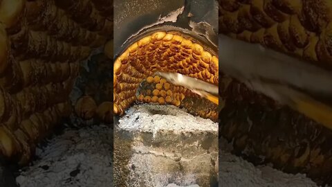 Panadero recolectando unos tradicionales panes en un horno‼️‼️😋😋