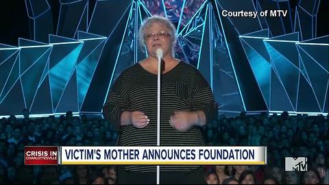 Heather Heyer's mom presents at MTV VMAs