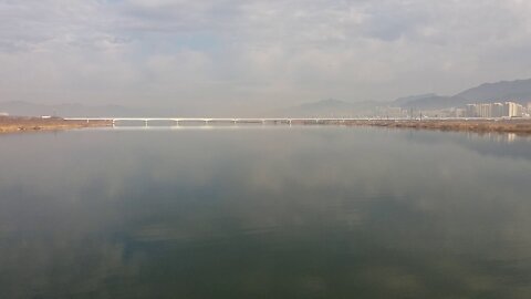 A bridge that connects a river as wide as the sea and the city