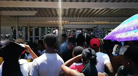 SOUTH AFRICA - Durban - Long queues at UNISA (Video) (HMV)