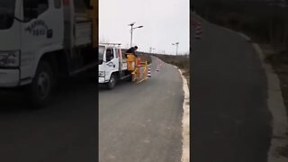 Ставит конусы на дорогу 🚧