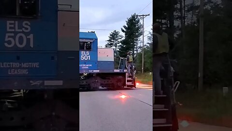 Railroad Crossing Doesn't Flash At Night, Out Come The Flares! #trains #trainvideo | Jason Asselin