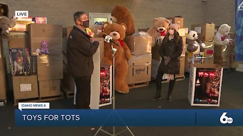 Albertsons donates $5,000 to Marines for Toys for Tots campaign