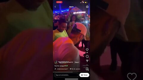 Neymar dançando com uma fã em show