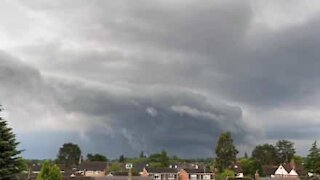 Incroyable vidéo accélérée de nuages arcus au Royaume-Unis