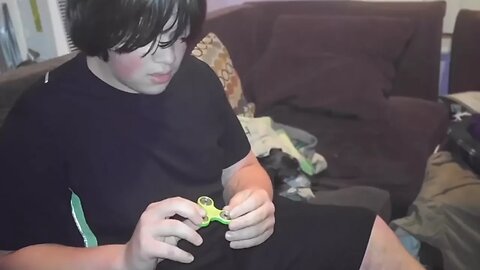 mom buys kid a fidget spinner for $1