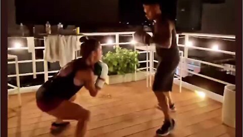 Kate del Castillo muestra cómo ejercita sus abs y booty