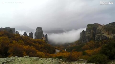 Una vallata avvolta nella nebbia in time-lapse