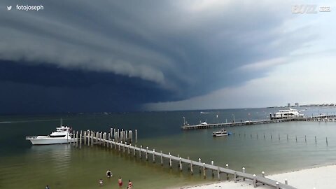 Nuvem assustadora é filmada no céu da Flórida