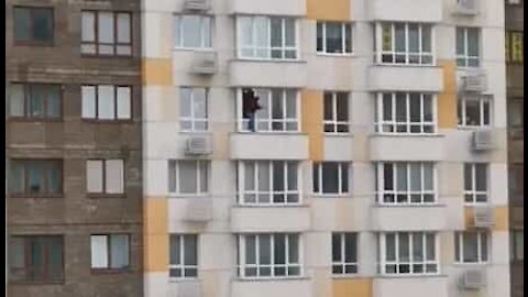 Senhor enfrenta alturas para limpar janelas de casa
