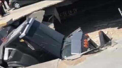 Un camion poubelle forme un cratère au beau milieu d'un parking