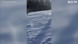 À 3 ans, il fait du snowboard comme un pro