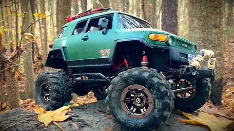 Custom Axial SCX10 With New Bright Toyota FJ Cruiser Body