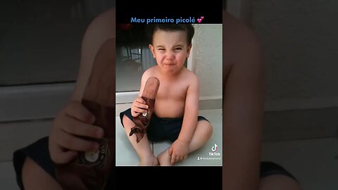 Alerta de fofura!!! Mini Vitor experimentando picolé pela primeira vez no #tbt de hoje!