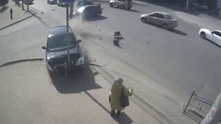 Mulher é atingida por carro após acidente