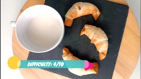 mini apricot croissant !! Try them for breakfast, they are very easy to prepare!