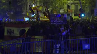 EN VIVO, AHORA LAS PROTESTAS EN LA SEDE DEL PSOE EN LA CALLE FERRAZ DE MADRID, NO A PEDRO SÁNCHEZ