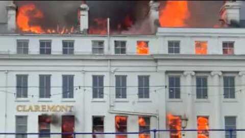 Un hôtel côtier part en flammes en Angleterre