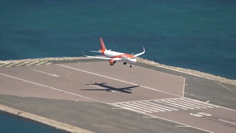 LGW Flight Lands at Gibraltar, PLANE SPOTTING GIBRALTAR ❖Extreme Airport❖ 4K EZY6533