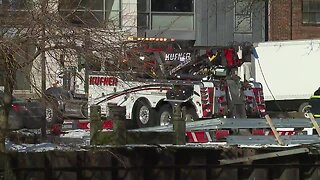 Crews gather to pull car from Cuyahoga River