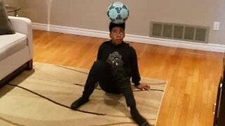 Dreng er mester i at balancere med bold på hovedet