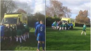 Equipas de futebol juntam-se para empurrar ambulância atolada
